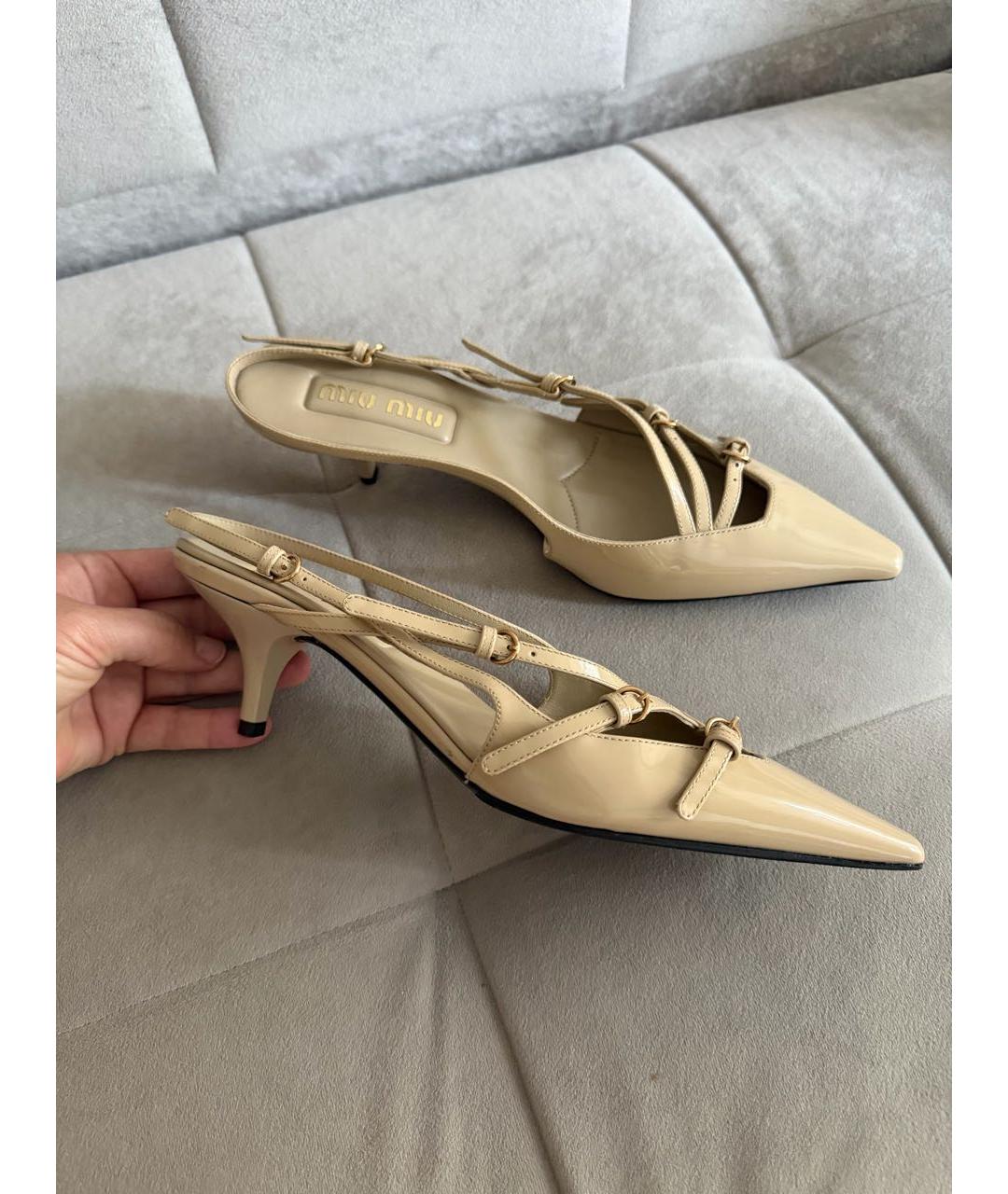MIU MIU Бежевые туфли из лакированной кожи, фото 9