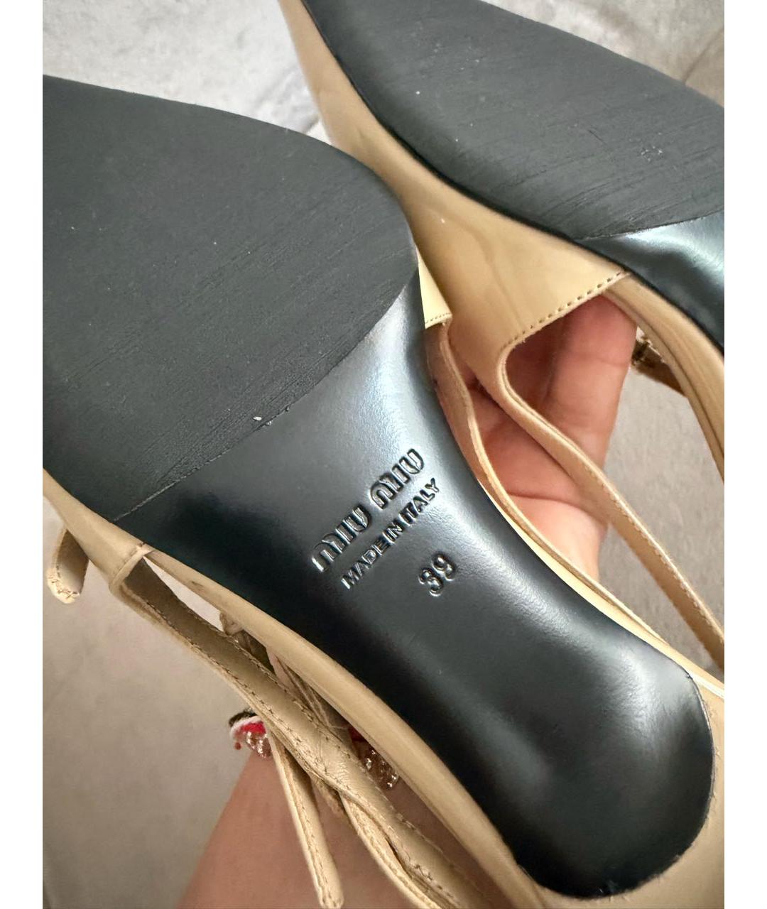 MIU MIU Бежевые туфли из лакированной кожи, фото 4