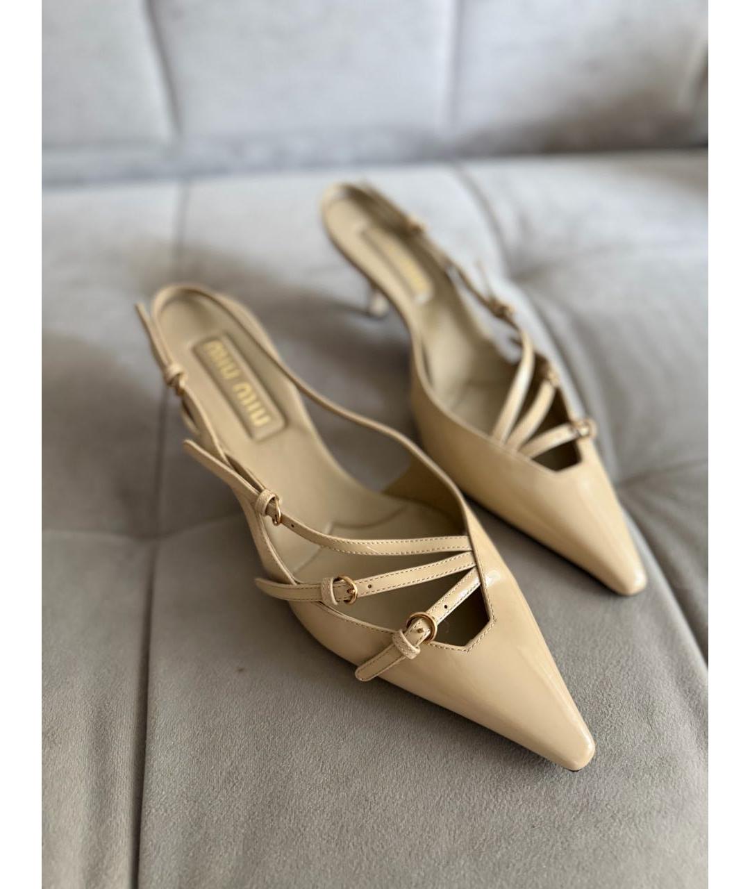 MIU MIU Бежевые туфли из лакированной кожи, фото 6