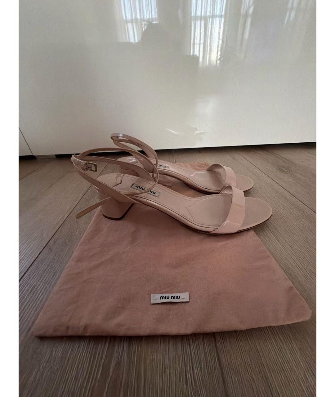 MIU MIU Бежевые босоножки из лакированной кожи, фото 7