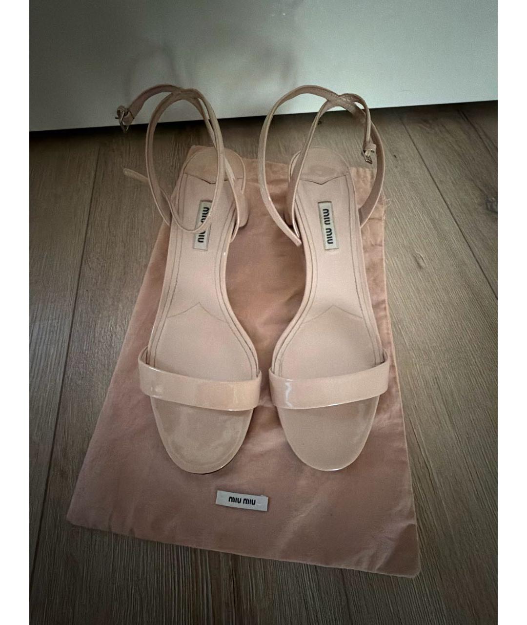 MIU MIU Бежевые босоножки из лакированной кожи, фото 2