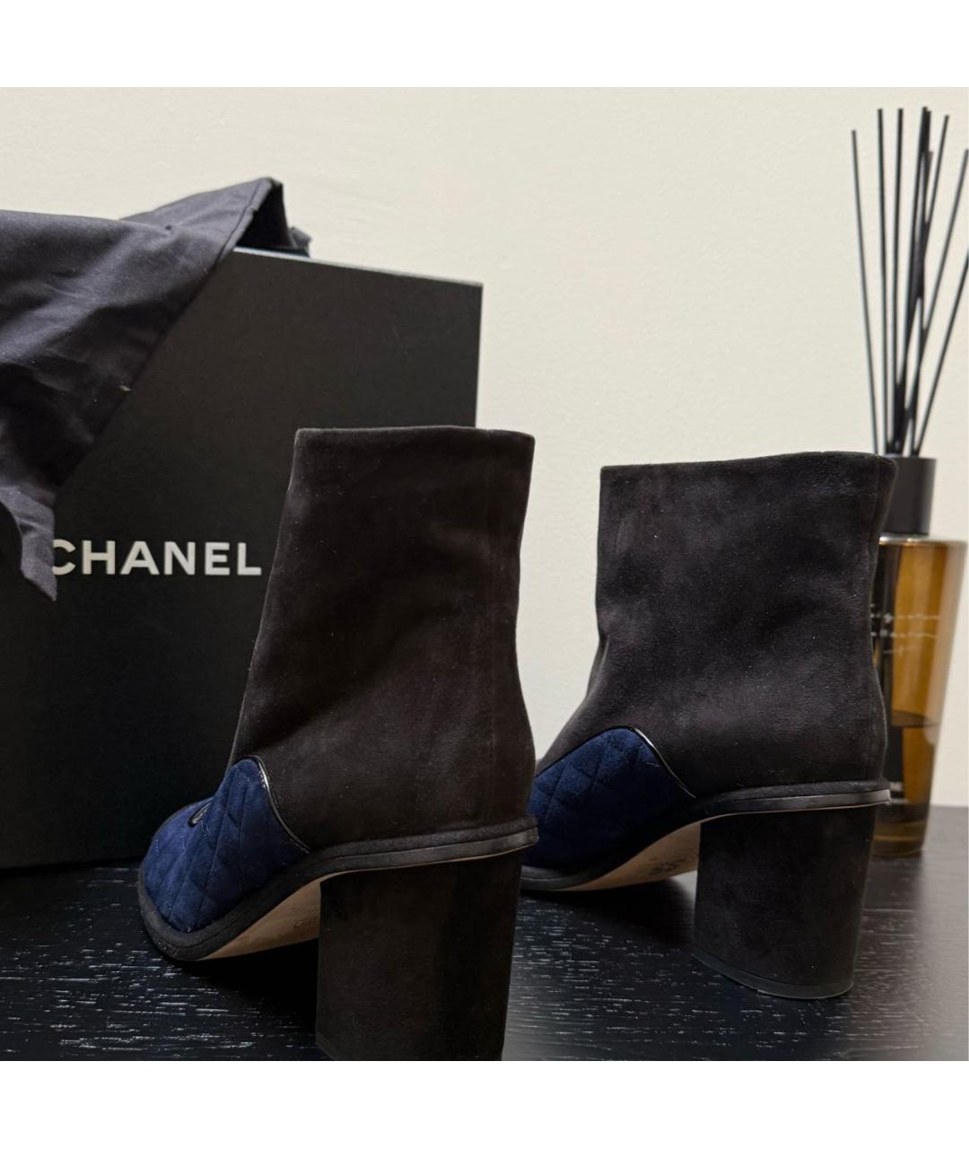 CHANEL Черные замшевые ботильоны, фото 4