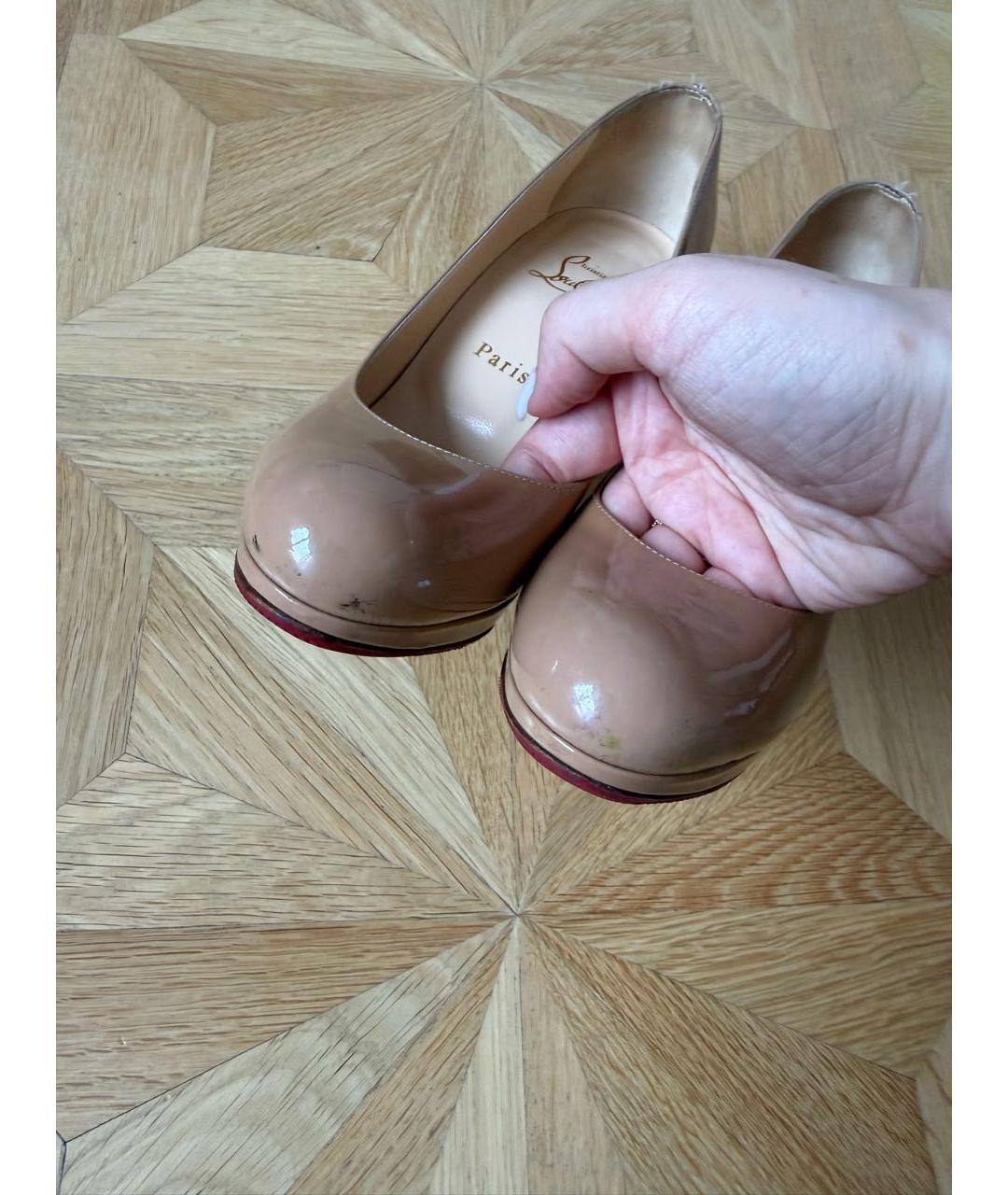 CHRISTIAN LOUBOUTIN Бежевые туфли из лакированной кожи, фото 3
