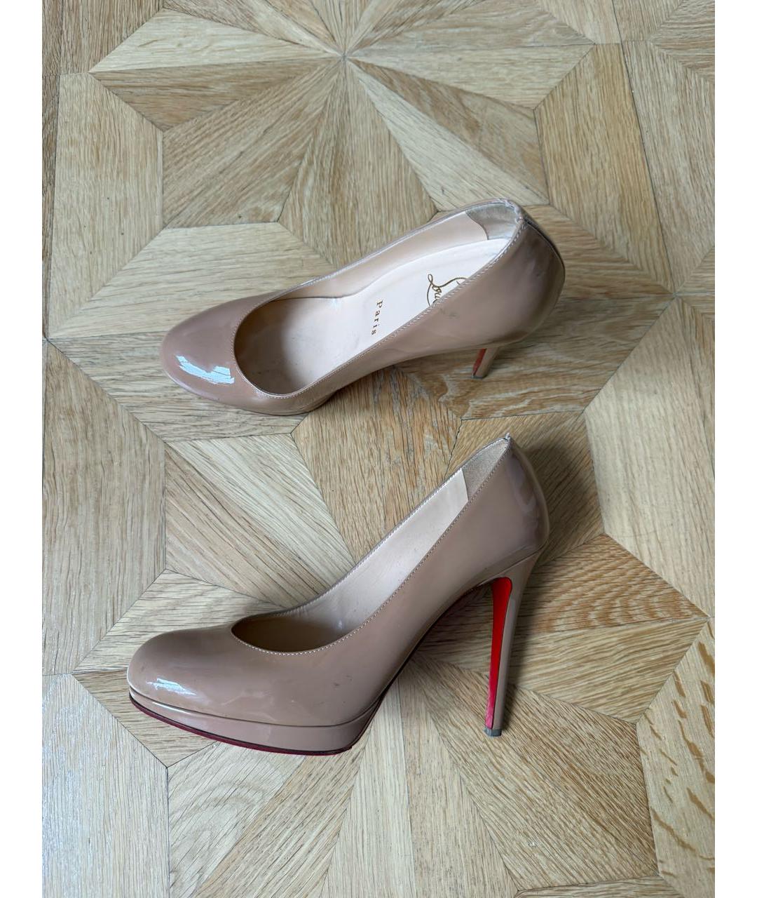 CHRISTIAN LOUBOUTIN Бежевые туфли из лакированной кожи, фото 6