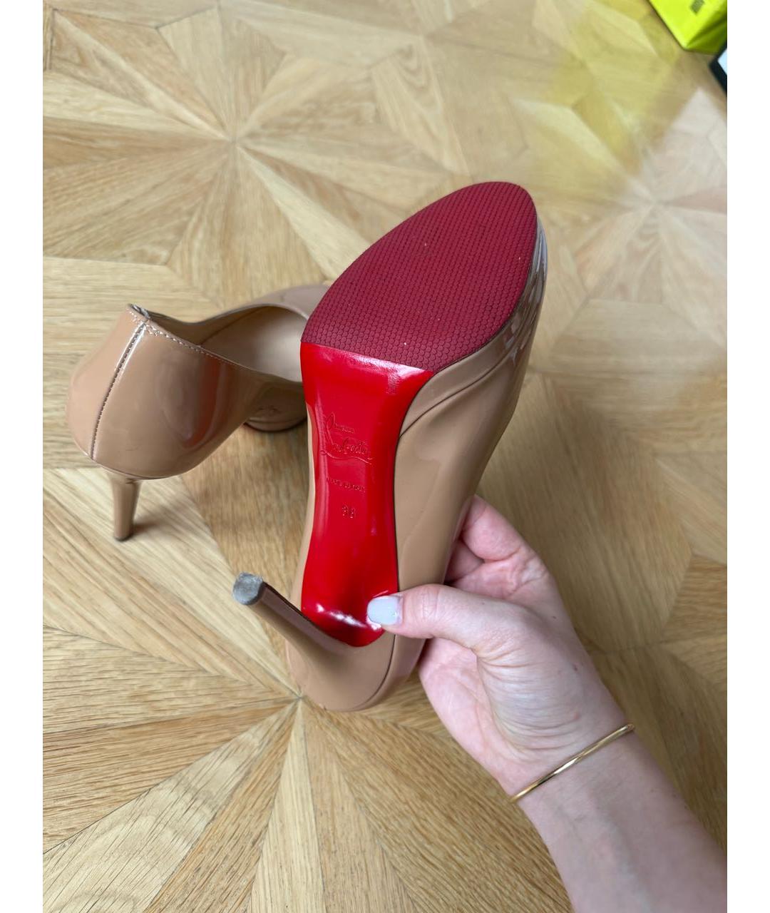 CHRISTIAN LOUBOUTIN Бежевые туфли из лакированной кожи, фото 5