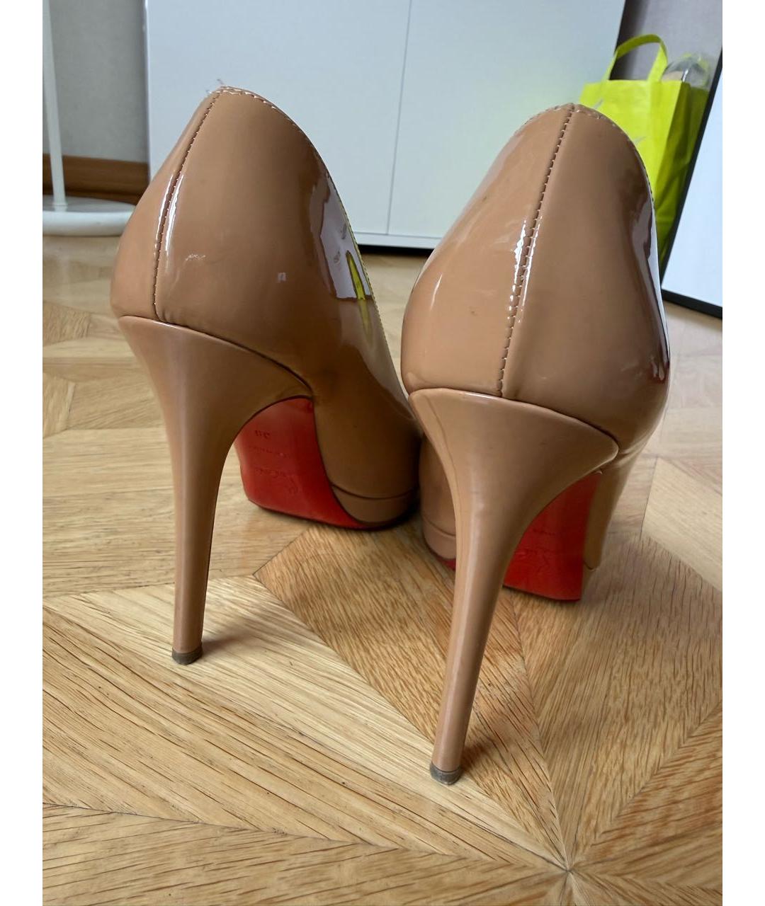 CHRISTIAN LOUBOUTIN Бежевые туфли из лакированной кожи, фото 4
