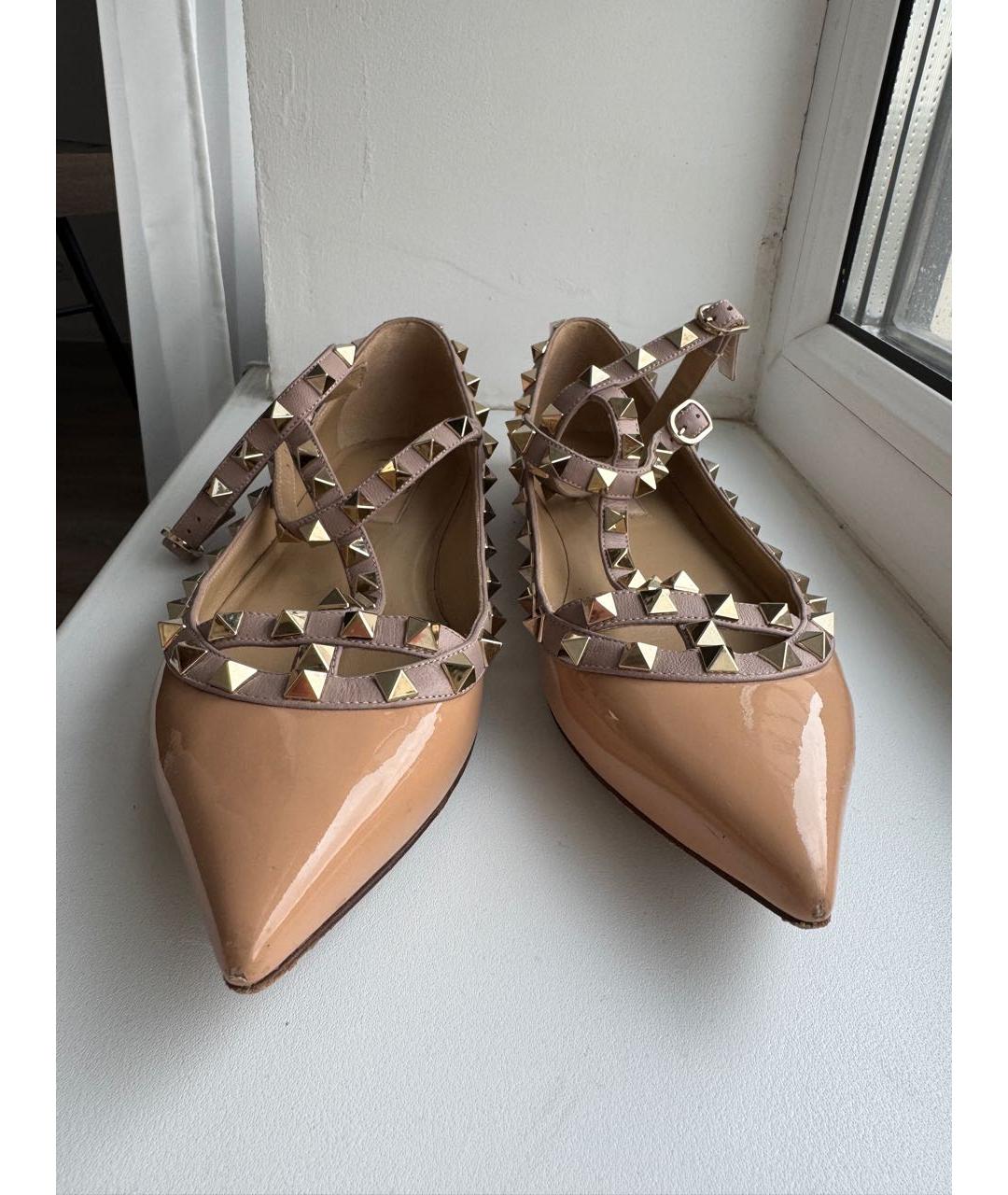 VALENTINO Бежевые балетки из лакированной кожи, фото 2