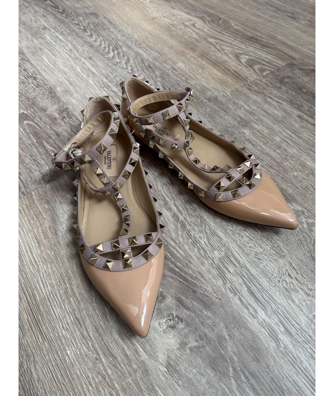 VALENTINO Бежевые балетки из лакированной кожи, фото 5