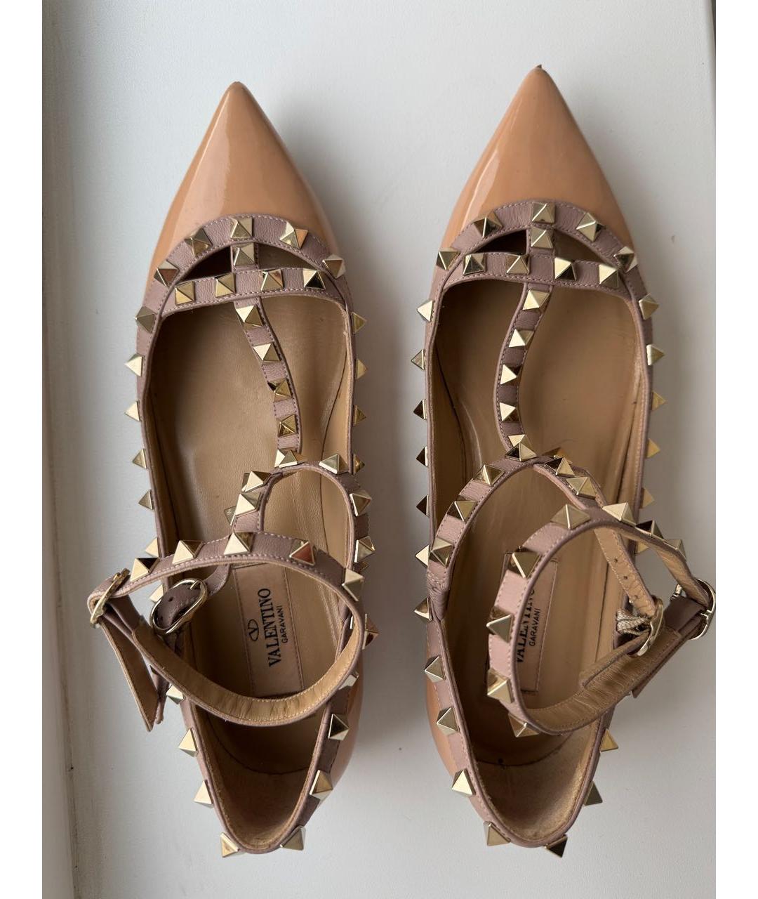 VALENTINO Бежевые балетки из лакированной кожи, фото 3