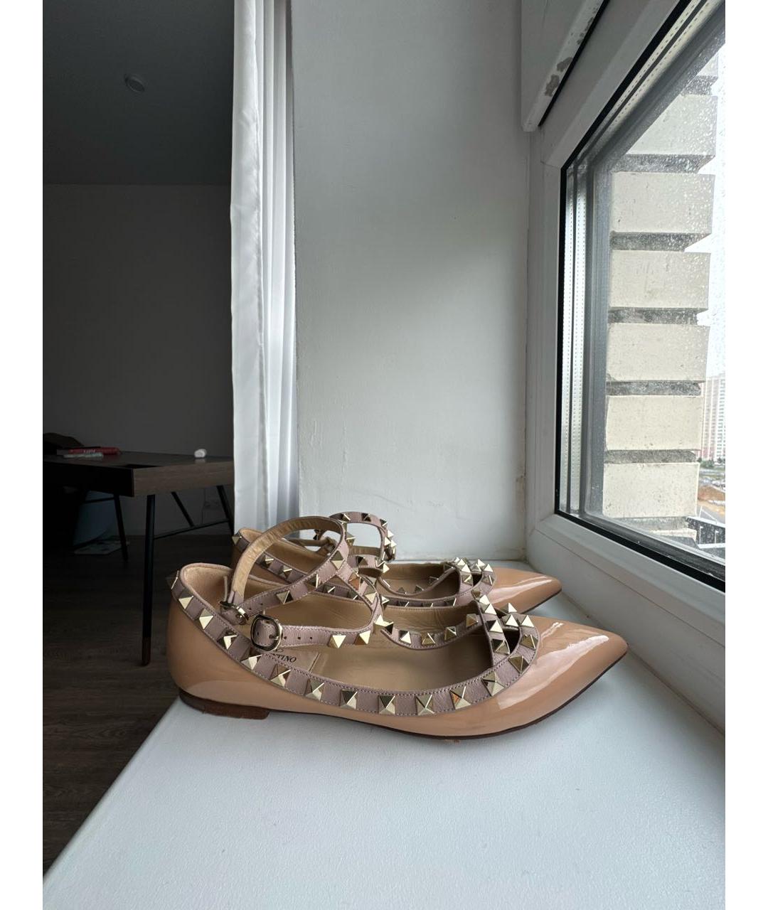 VALENTINO Бежевые балетки из лакированной кожи, фото 8