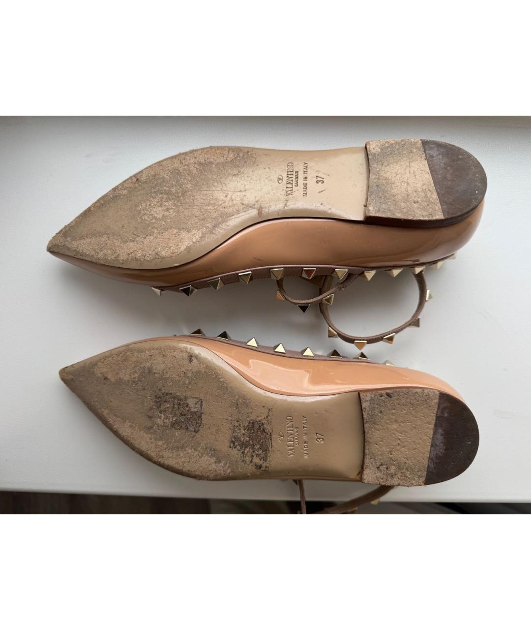 VALENTINO Бежевые балетки из лакированной кожи, фото 6