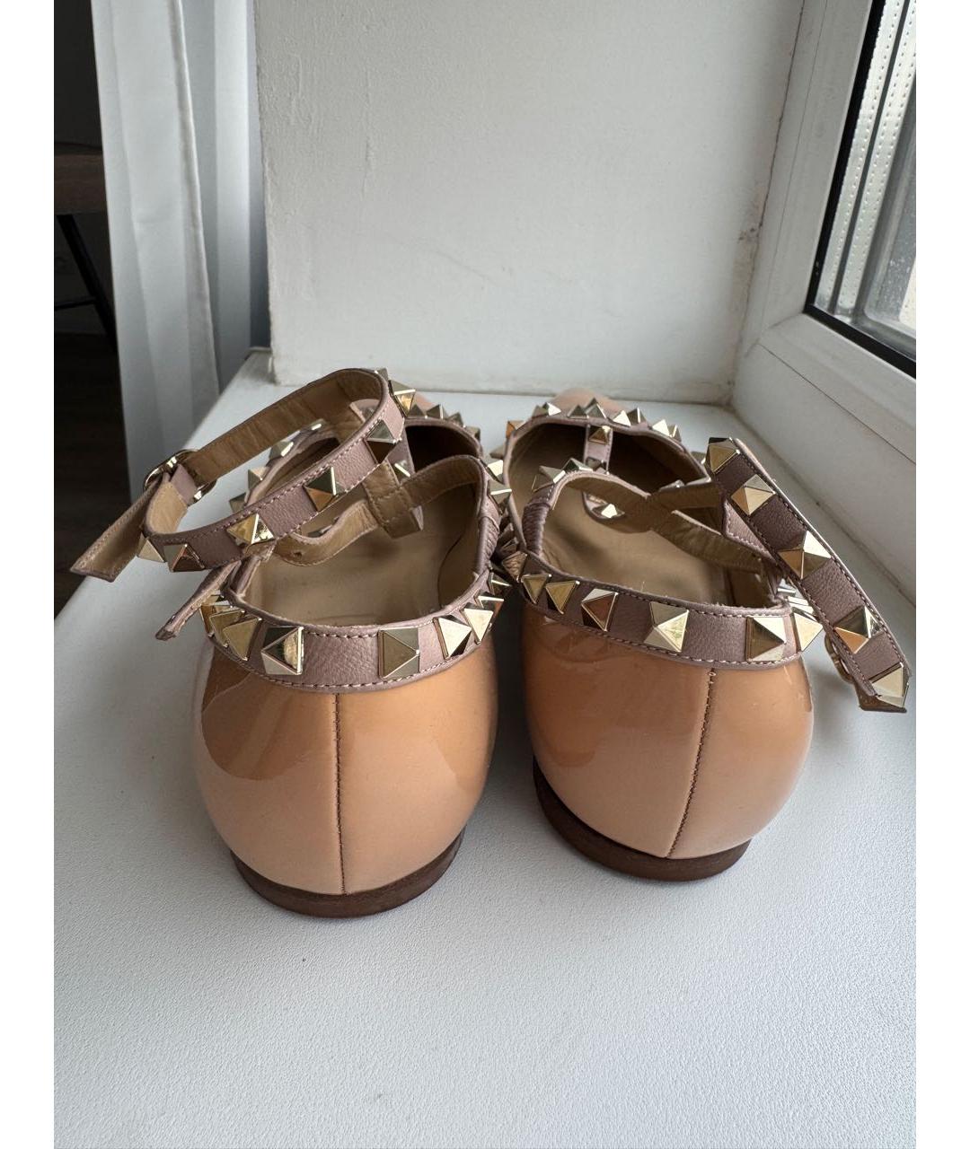 VALENTINO Бежевые балетки из лакированной кожи, фото 4