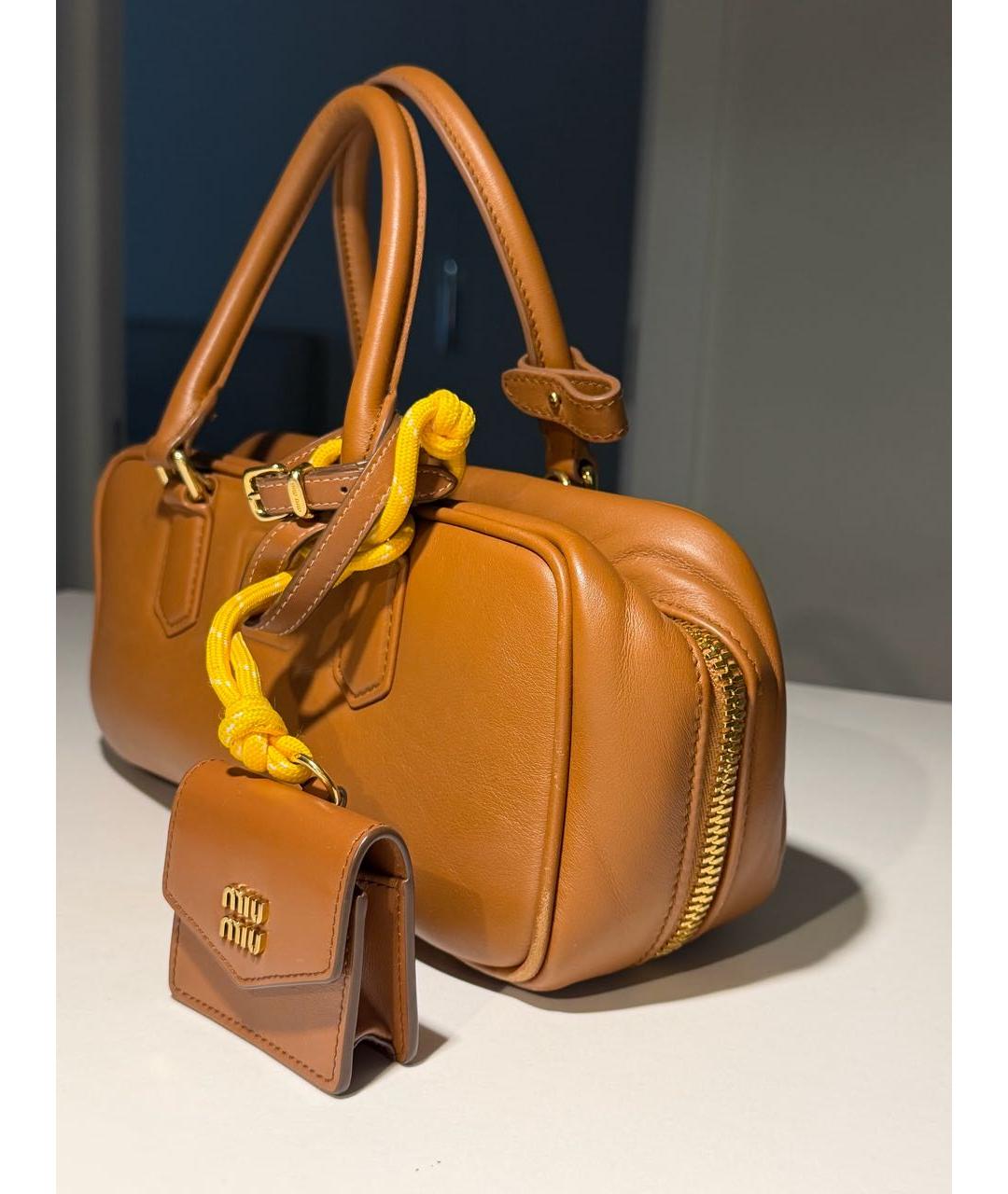MIU MIU Коричневая кожаная сумка с короткими ручками, фото 2