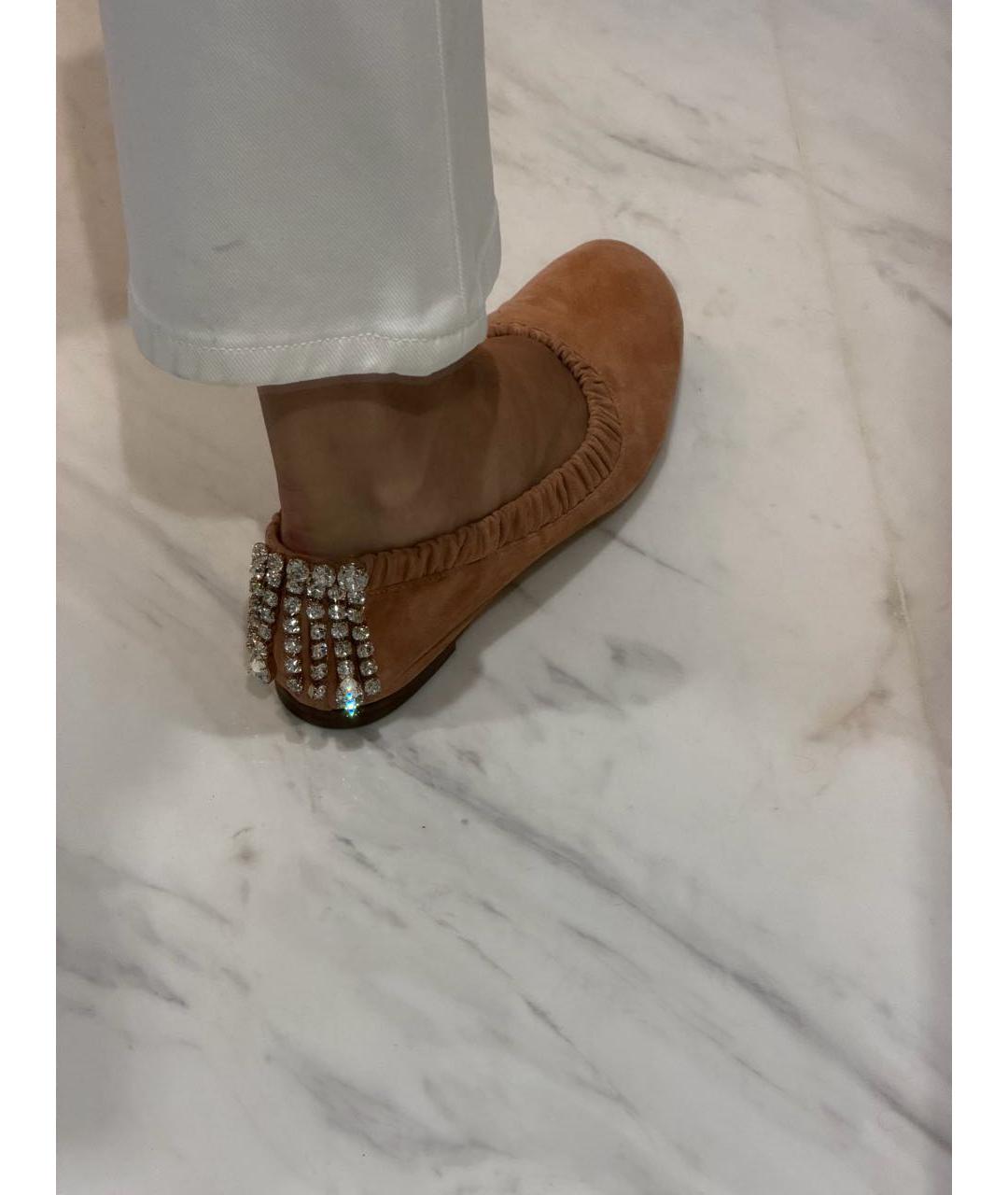 STUART WEITZMAN Коралловые замшевые балетки, фото 7