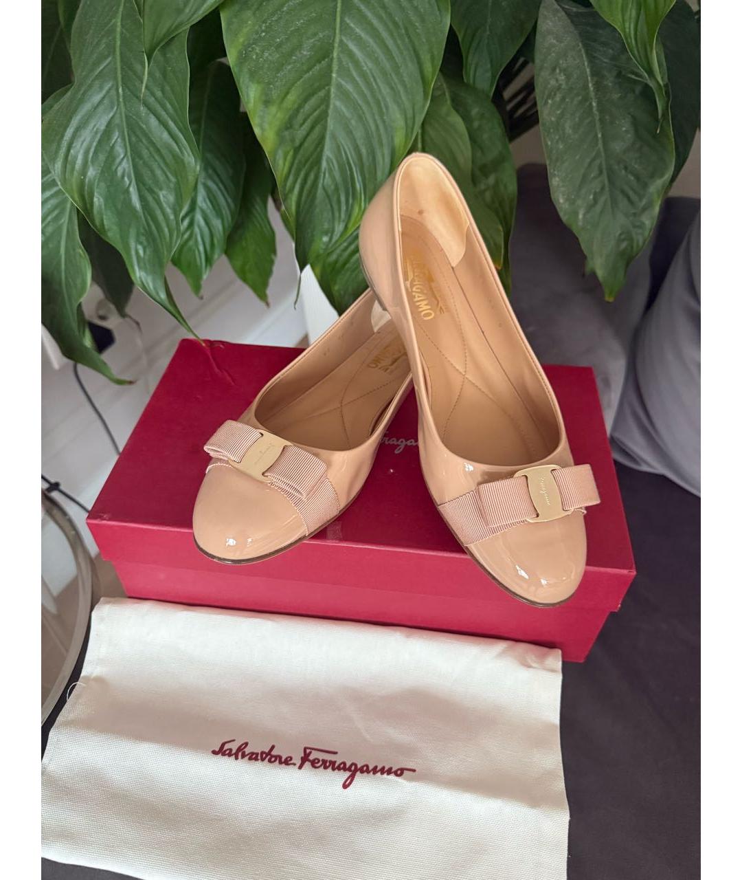 FERRAGAMO Бежевые балетки из лакированной кожи, фото 2