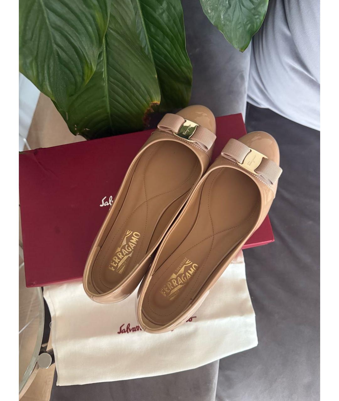 FERRAGAMO Бежевые балетки из лакированной кожи, фото 4