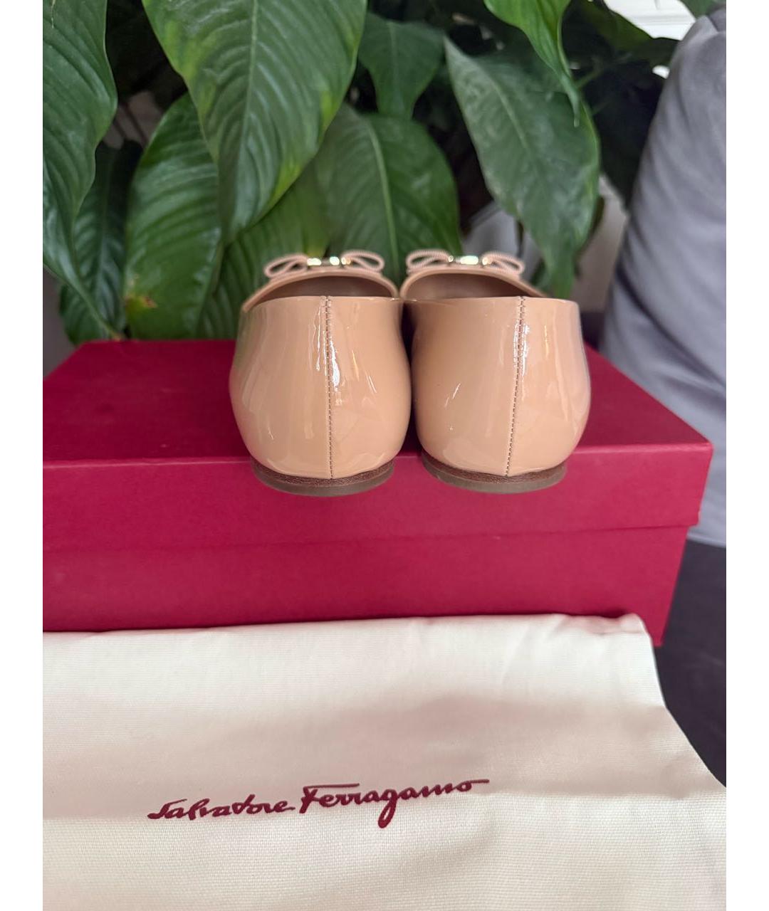 FERRAGAMO Бежевые балетки из лакированной кожи, фото 5