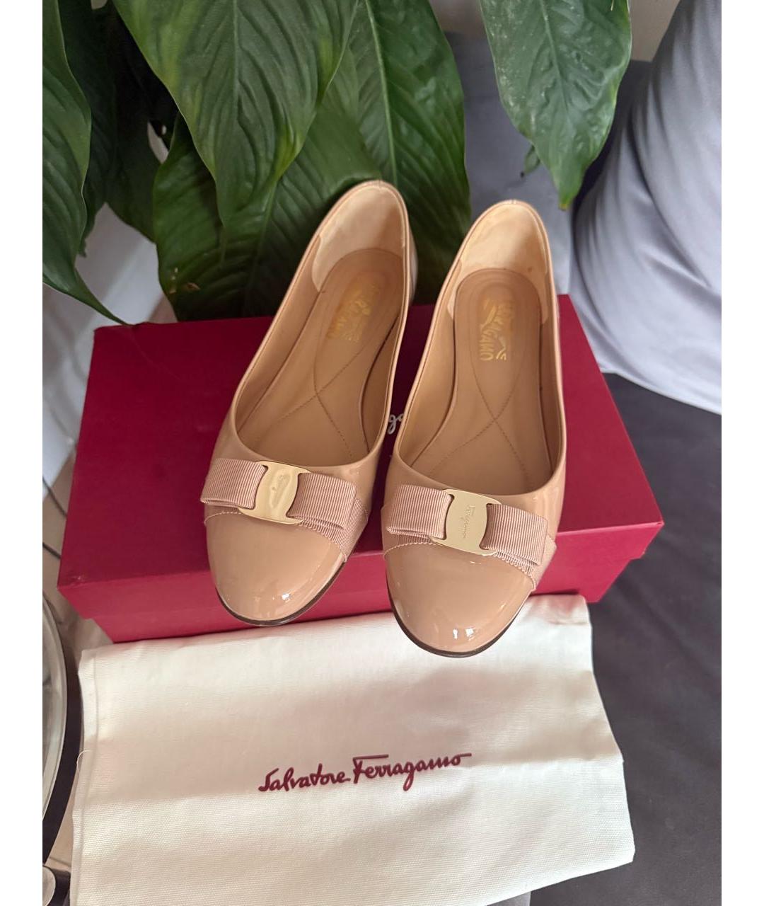 FERRAGAMO Бежевые балетки из лакированной кожи, фото 3