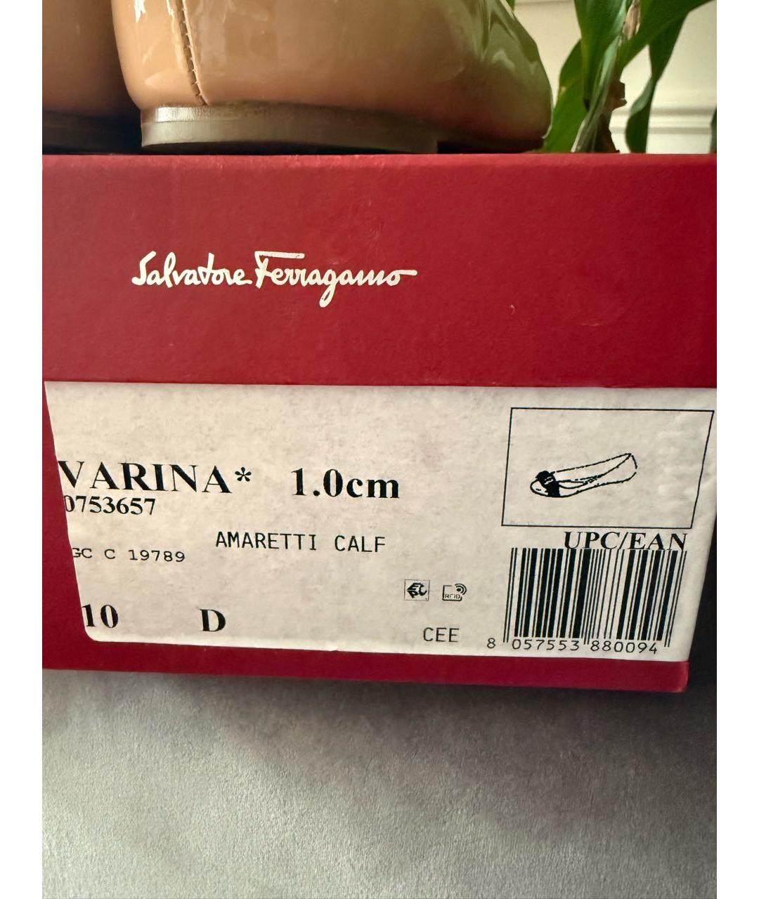 FERRAGAMO Бежевые балетки из лакированной кожи, фото 6