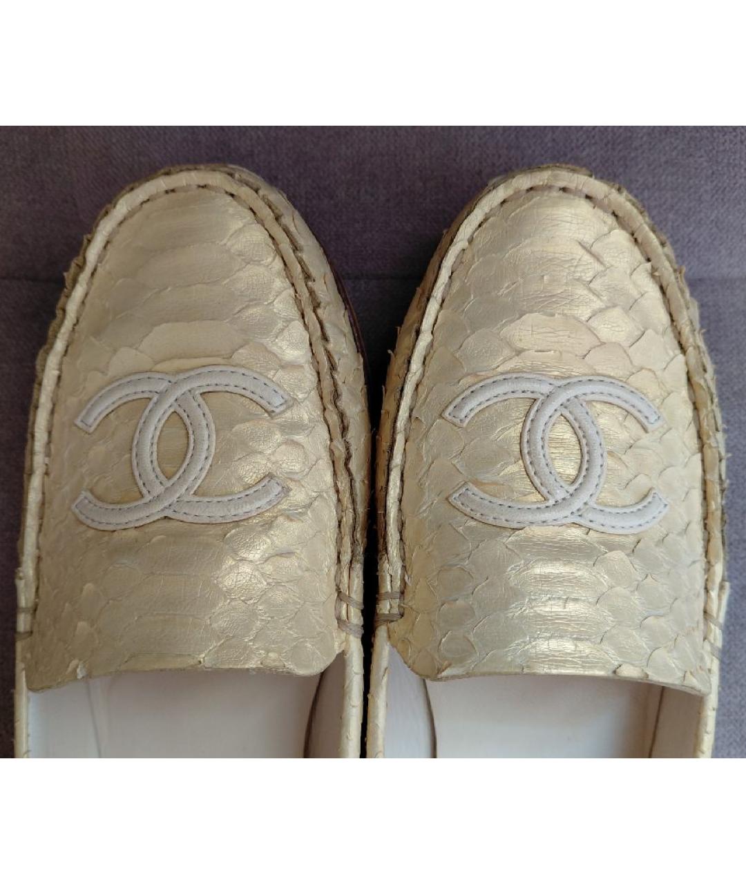 CHANEL Золотые мокасины из экзотической кожи, фото 5