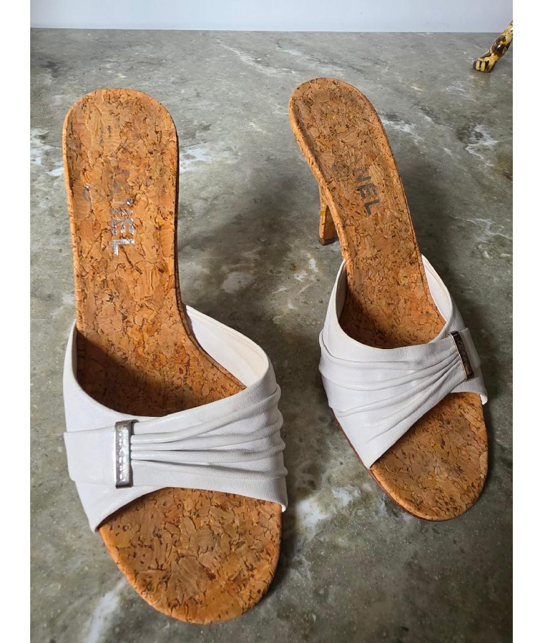 CHANEL Белые кожаные мюли, фото 4