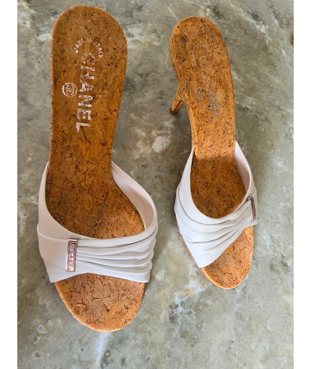 CHANEL Белые кожаные мюли, фото 2
