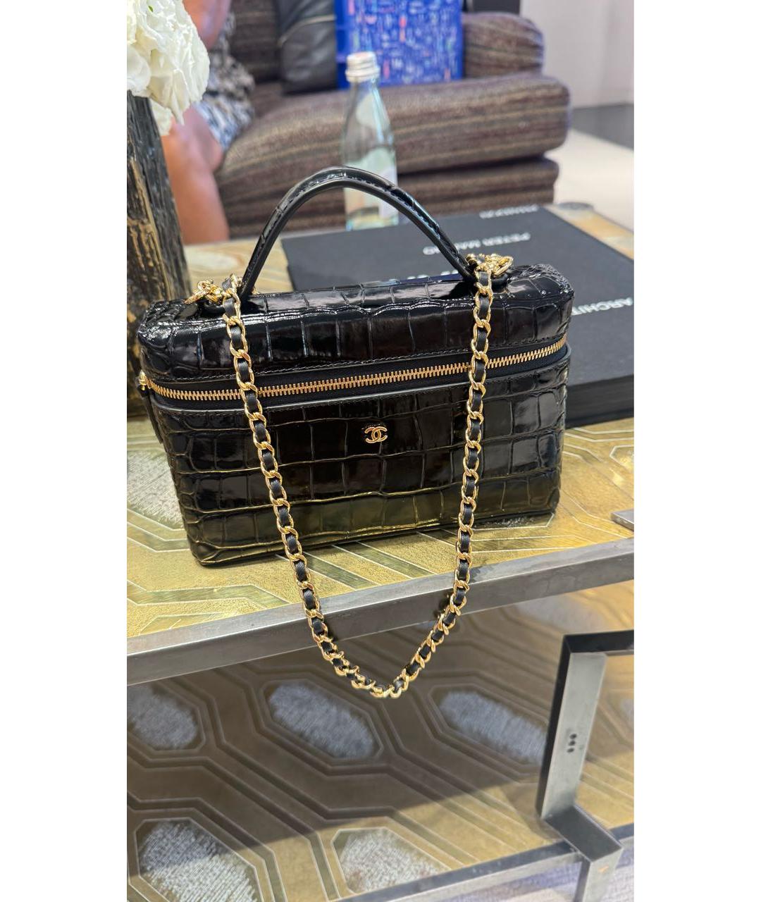 CHANEL Черная сумка через плечо из лакированной кожи, фото 2