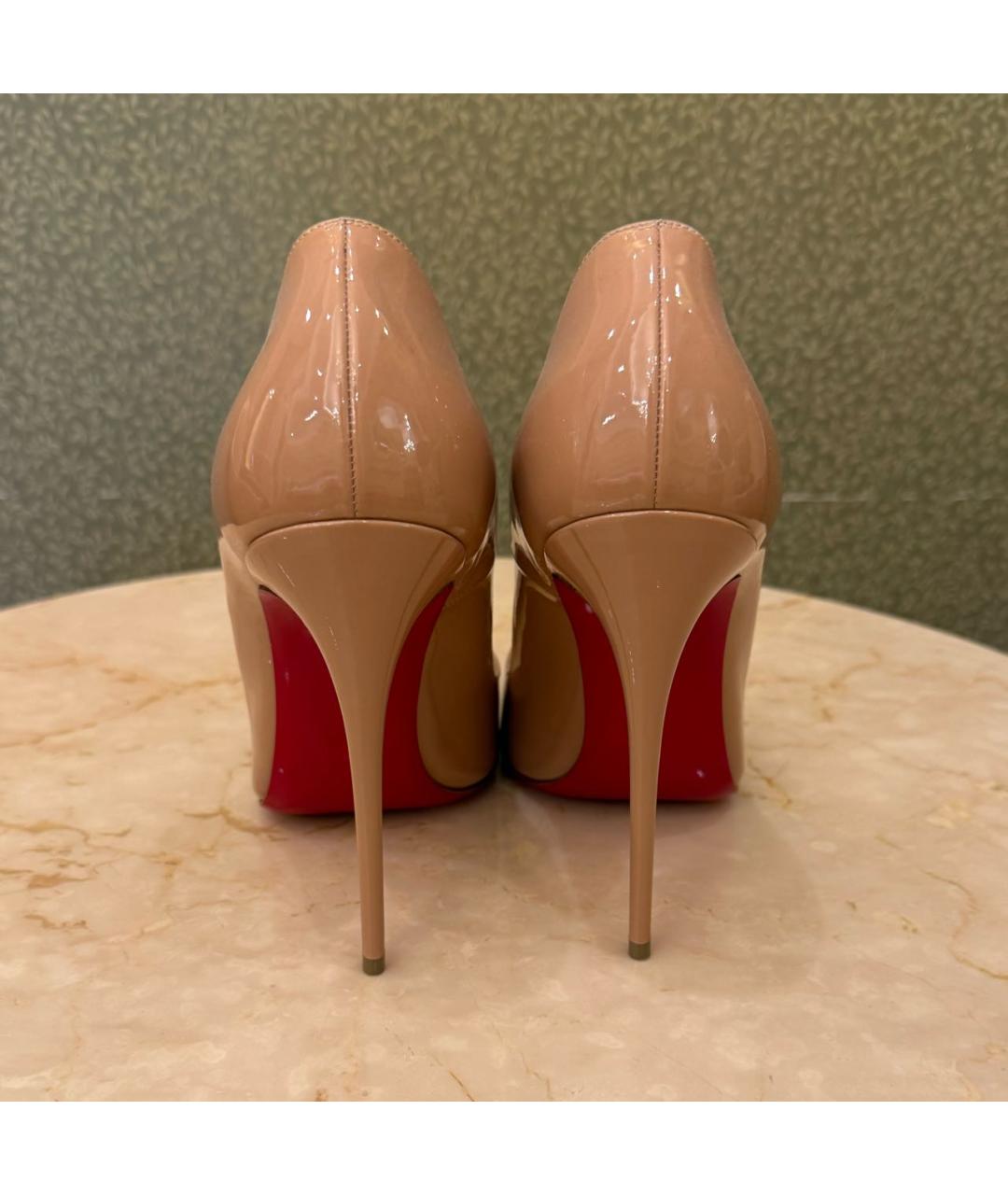 CHRISTIAN LOUBOUTIN Бежевые туфли из лакированной кожи, фото 4