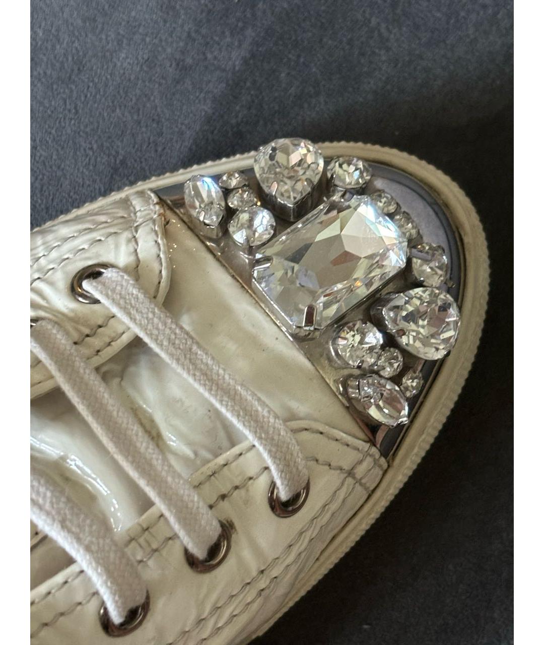 MIU MIU Белые кеды из лакированной кожи, фото 5