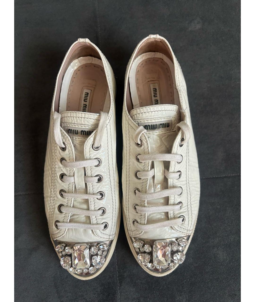 MIU MIU Белые кеды из лакированной кожи, фото 3