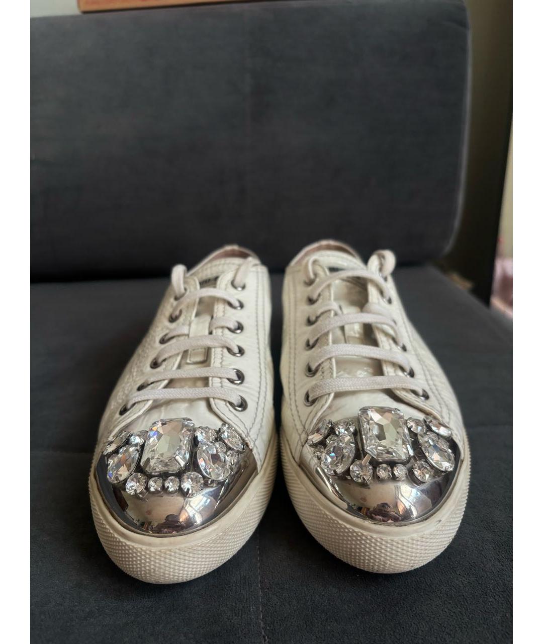 MIU MIU Белые кеды из лакированной кожи, фото 2
