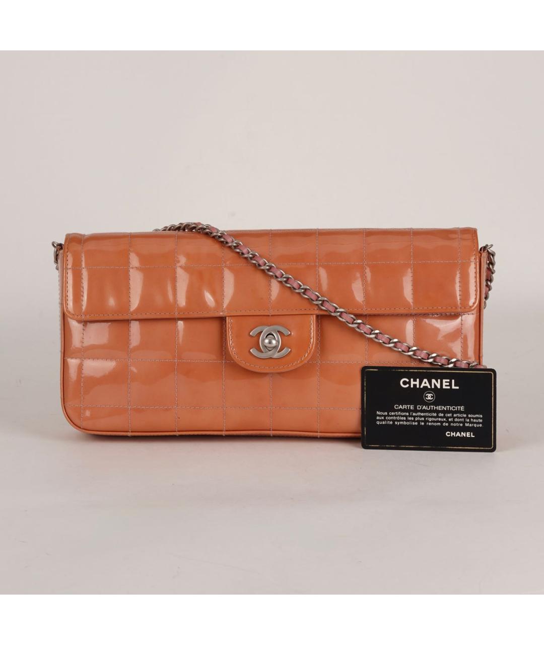 CHANEL Коралловая сумка через плечо из лакированной кожи, фото 2