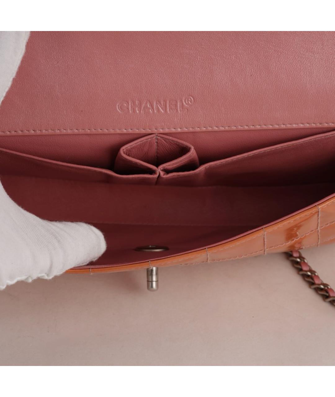 CHANEL Коралловая сумка через плечо из лакированной кожи, фото 8