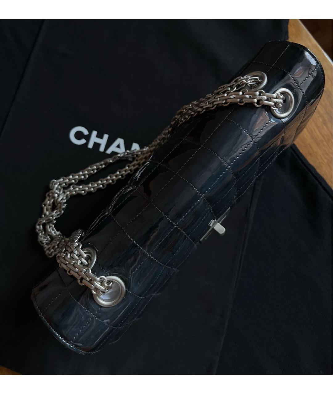 CHANEL Темно-синяя сумка с короткими ручками из лакированной кожи, фото 5