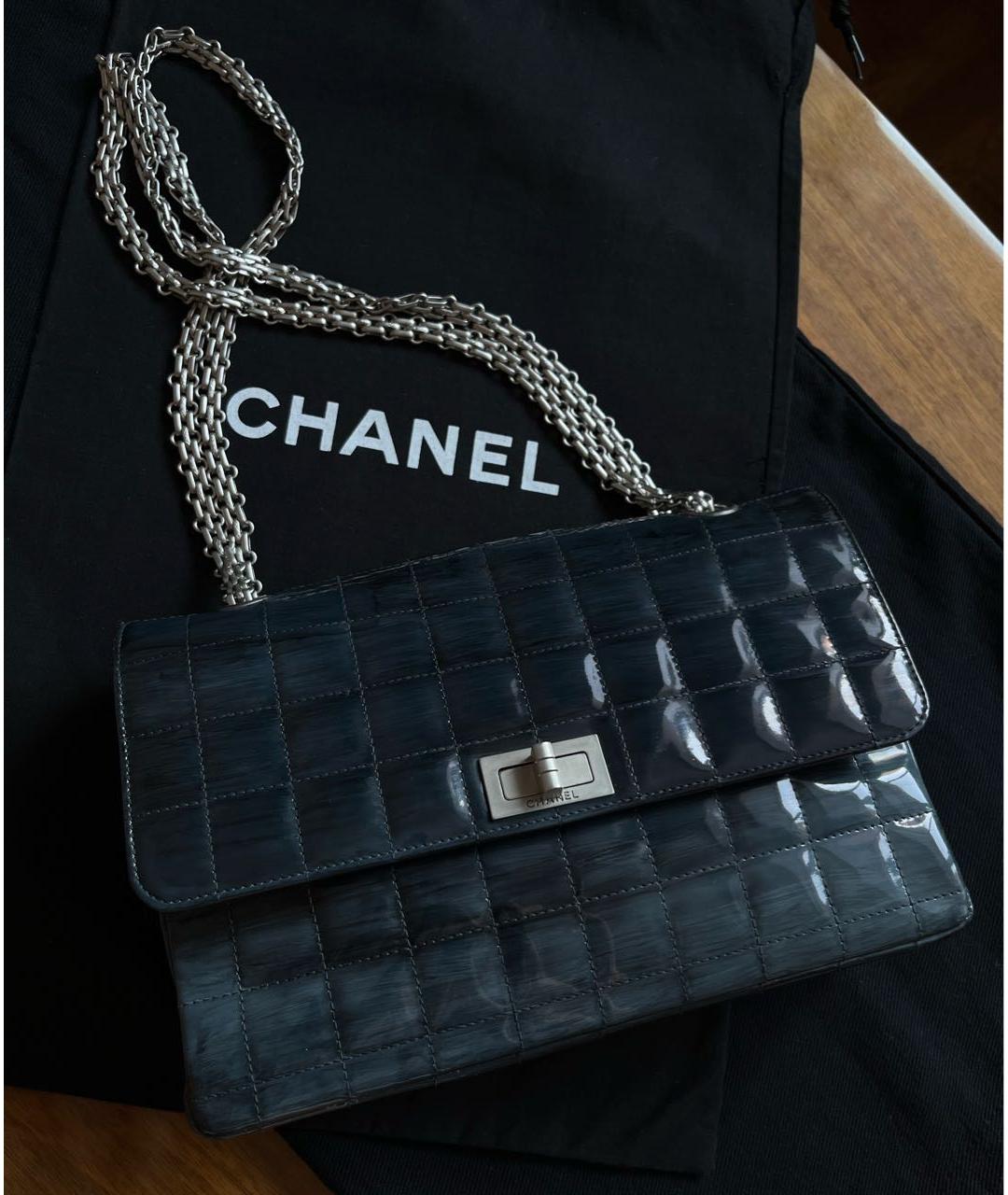 CHANEL Темно-синяя сумка с короткими ручками из лакированной кожи, фото 4