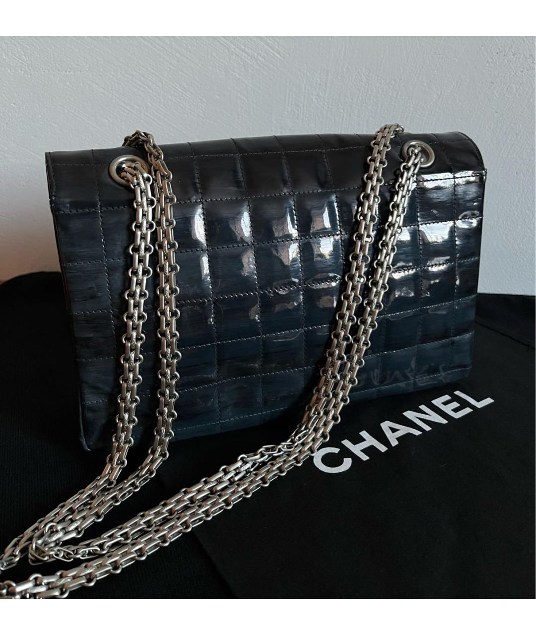 CHANEL Темно-синяя сумка с короткими ручками из лакированной кожи, фото 3