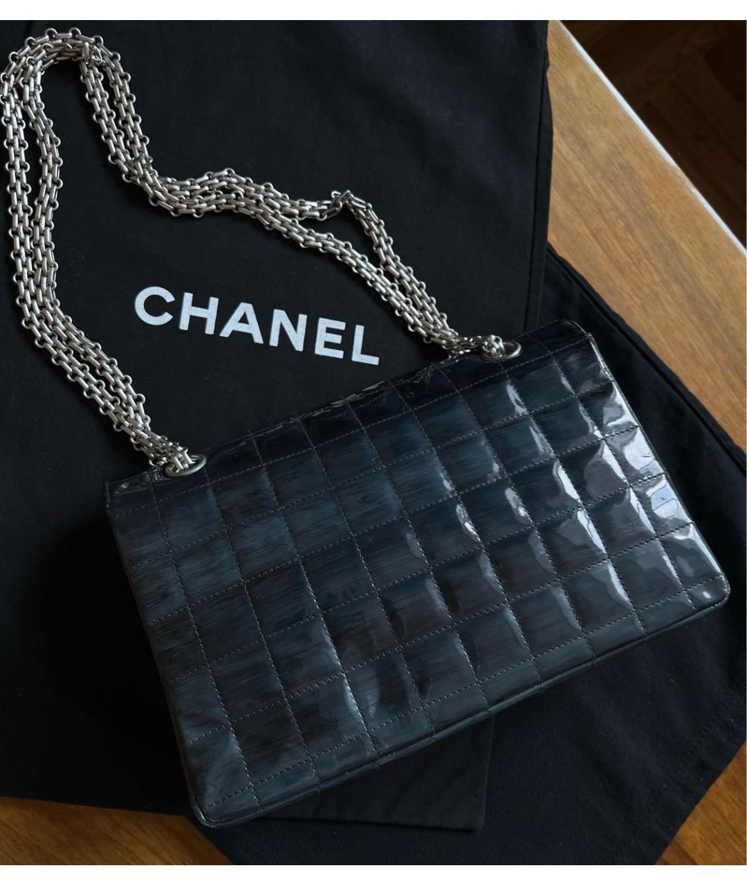 CHANEL Темно-синяя сумка с короткими ручками из лакированной кожи, фото 6