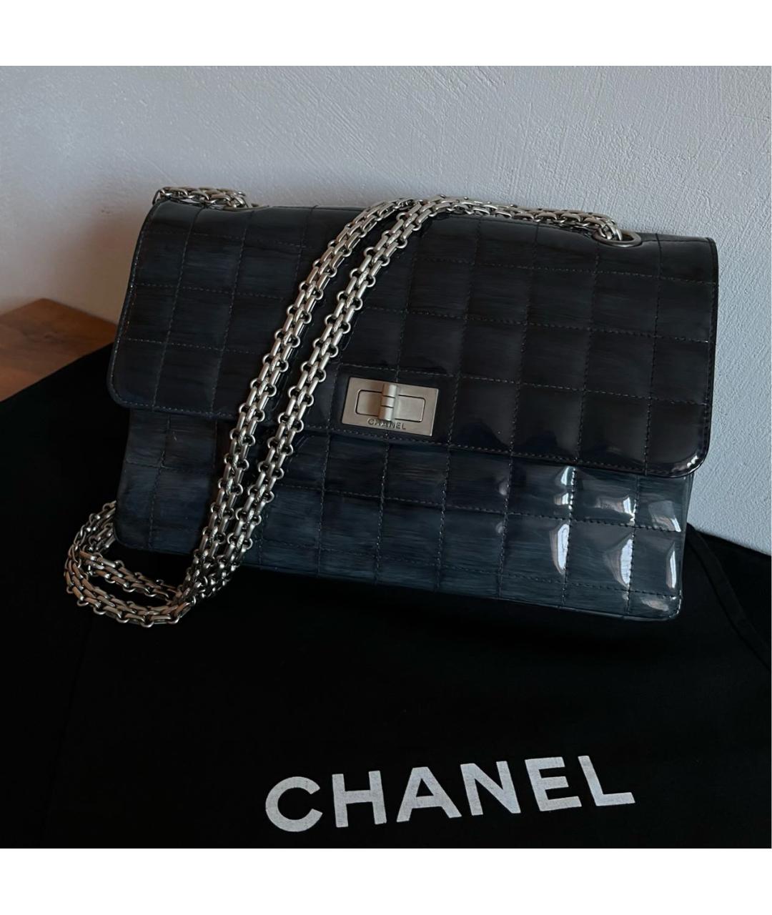 CHANEL Темно-синяя сумка с короткими ручками из лакированной кожи, фото 2