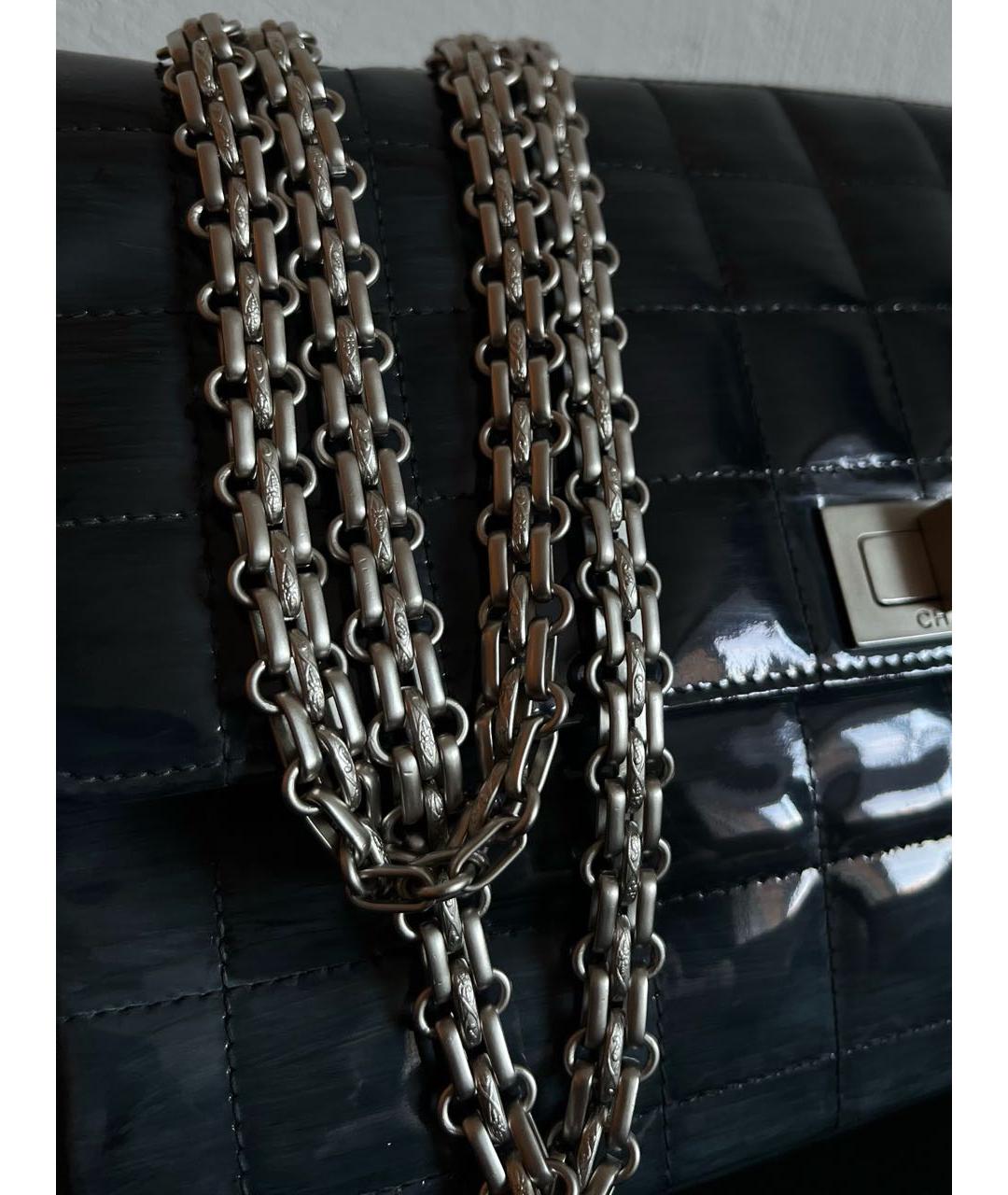 CHANEL Темно-синяя сумка с короткими ручками из лакированной кожи, фото 7