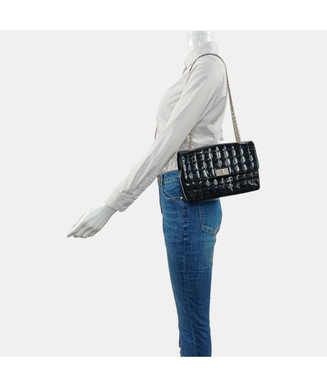 CHANEL Темно-синяя сумка с короткими ручками из лакированной кожи, фото 8