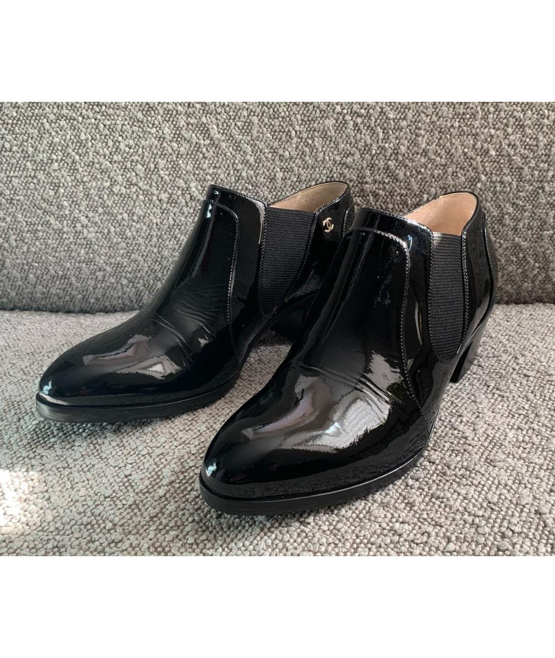 CHANEL Черные ботильоны из лакированной кожи, фото 3
