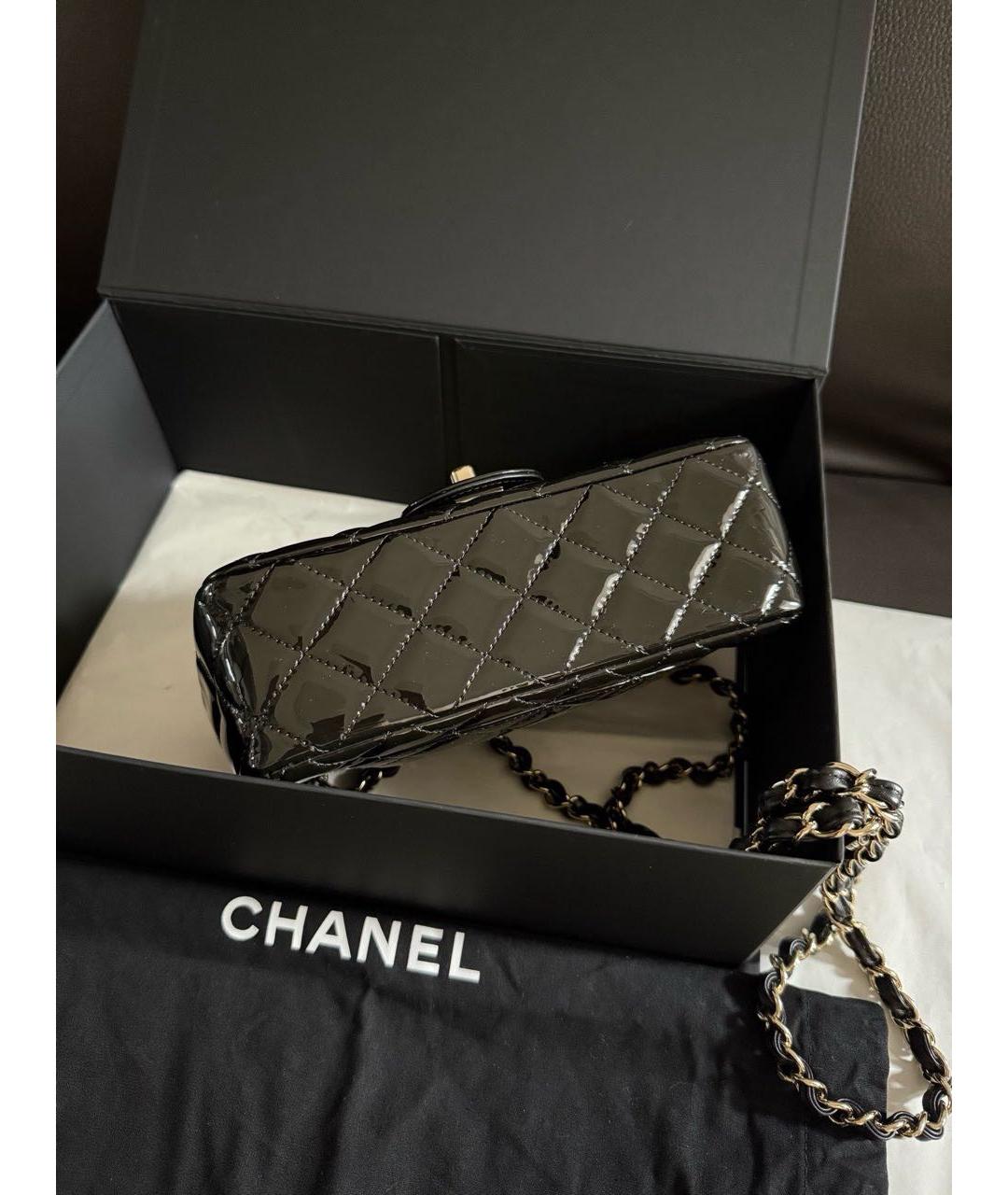 CHANEL Черная сумка через плечо из лакированной кожи, фото 4