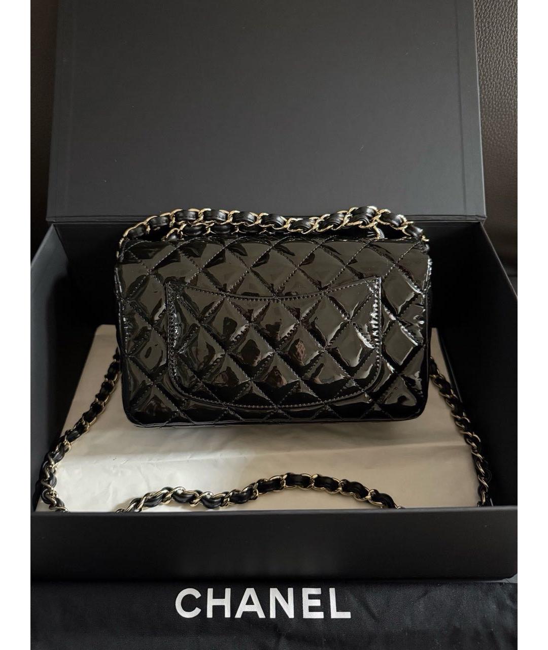 CHANEL Черная сумка через плечо из лакированной кожи, фото 3