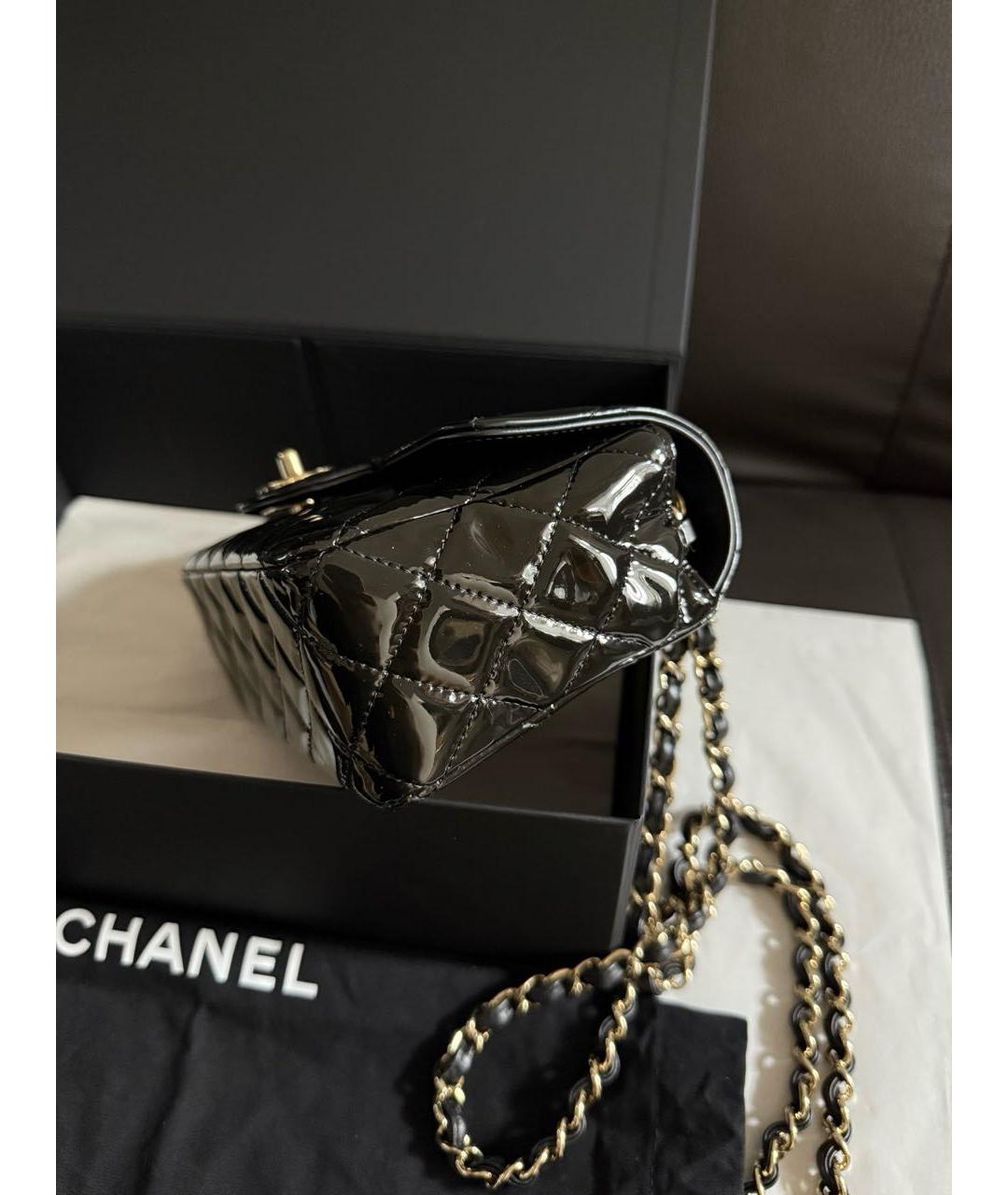 CHANEL Черная сумка через плечо из лакированной кожи, фото 2