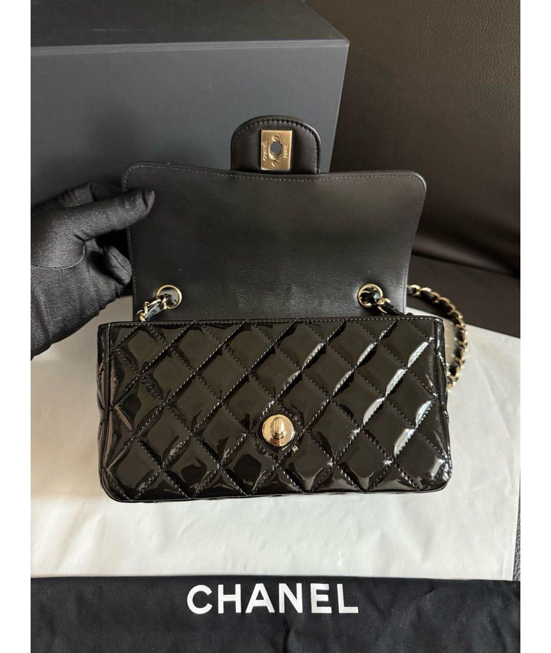 CHANEL Черная сумка через плечо из лакированной кожи, фото 6