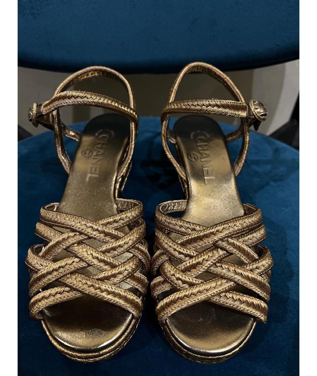 CHANEL Золотые кожаные босоножки, фото 2