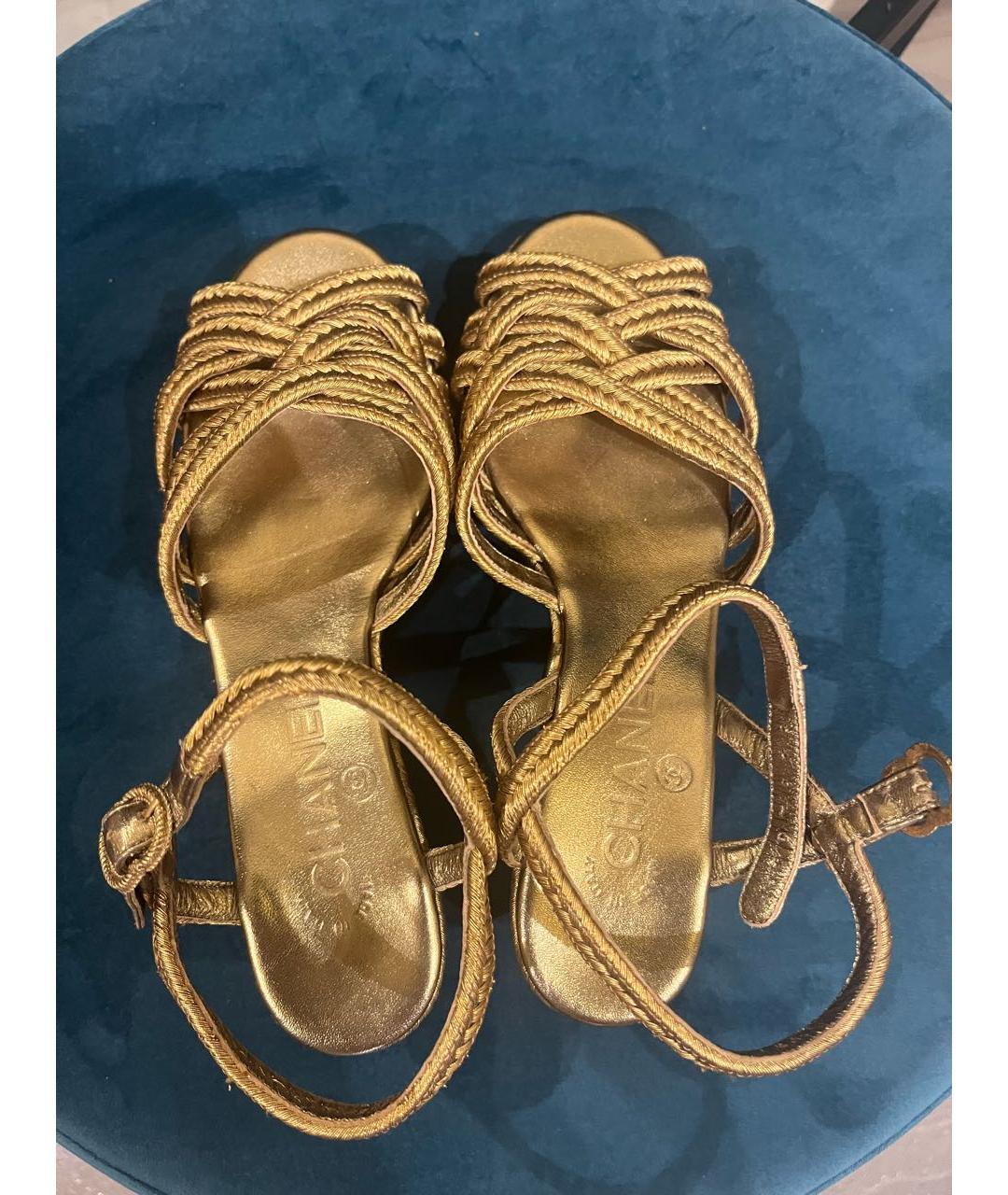 CHANEL Золотые кожаные босоножки, фото 3