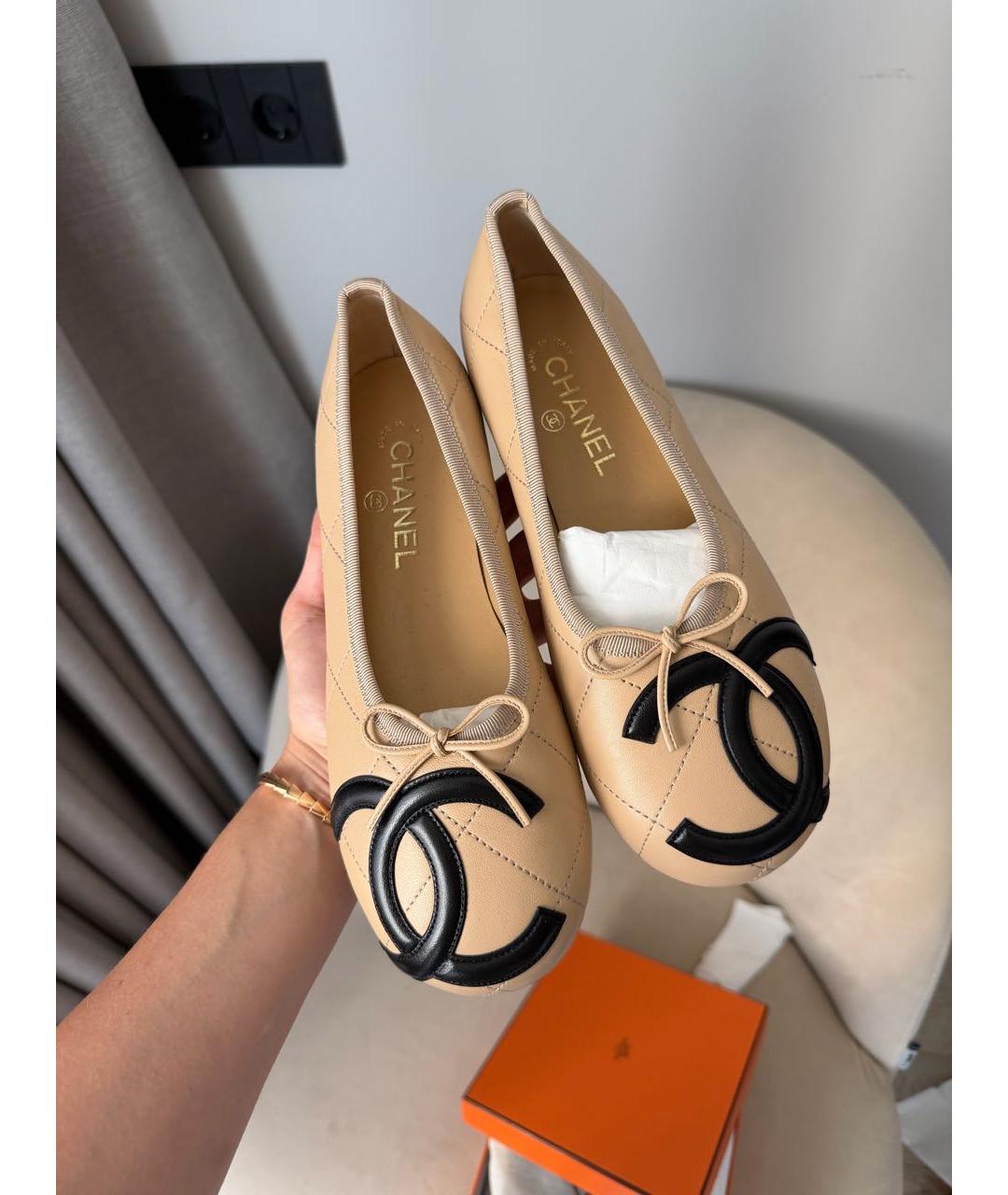 CHANEL Бежевые кожаные балетки, фото 2
