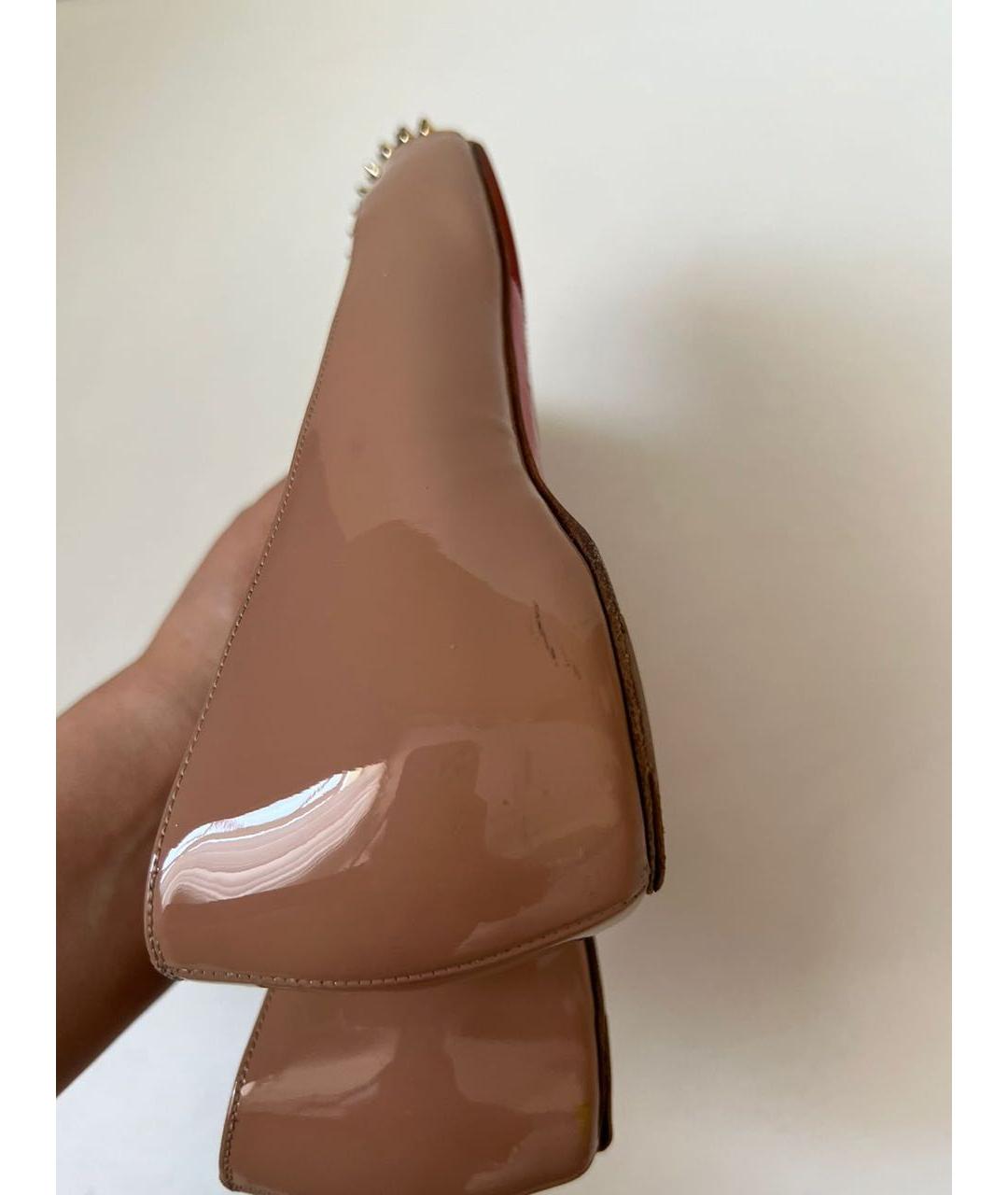CHRISTIAN LOUBOUTIN Бежевые балетки из лакированной кожи, фото 8