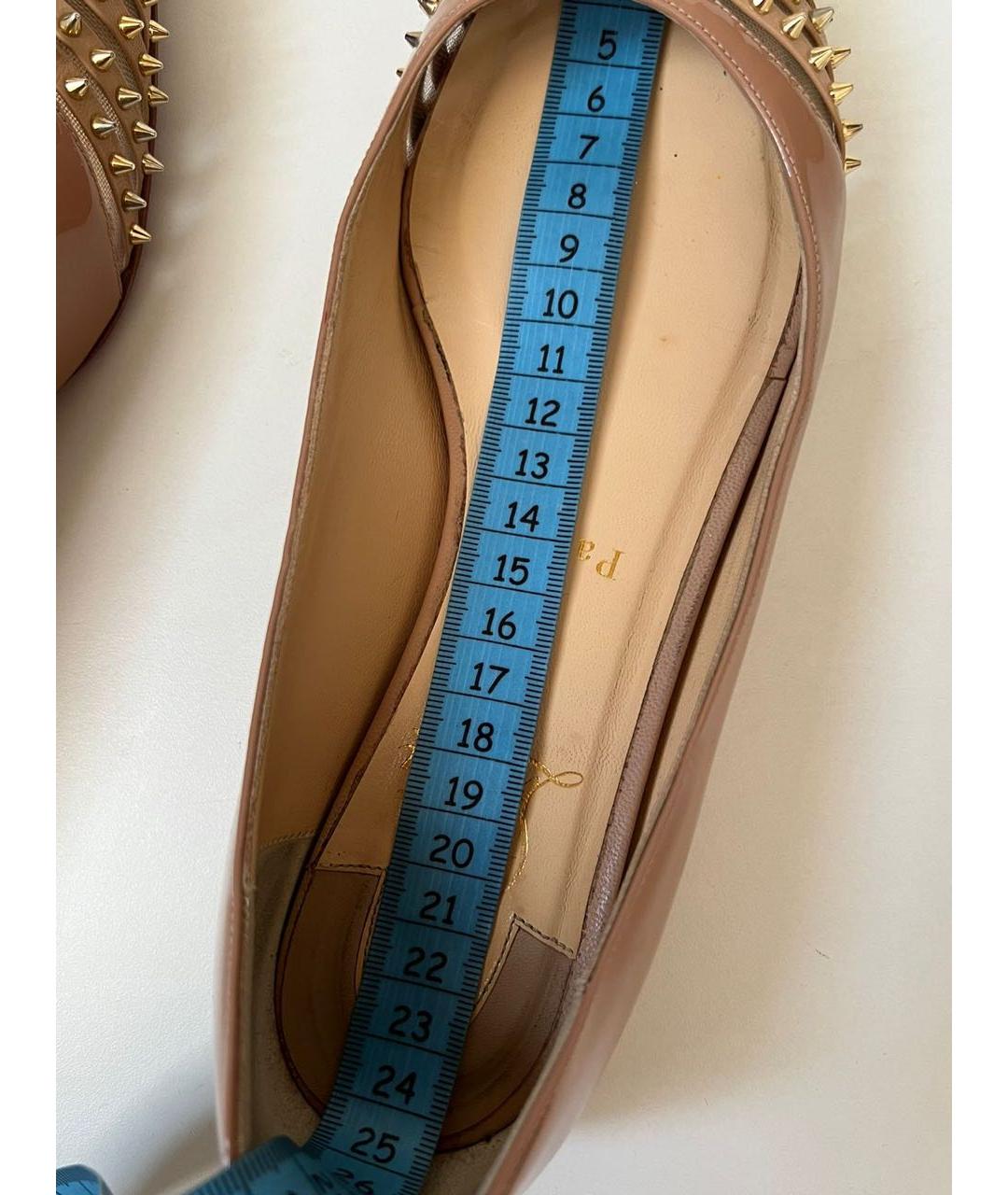 CHRISTIAN LOUBOUTIN Бежевые балетки из лакированной кожи, фото 7